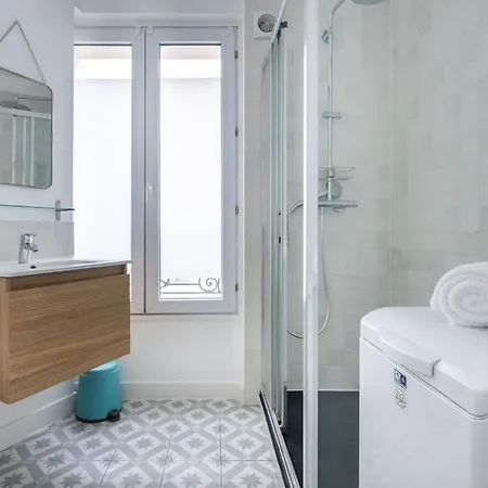 Cosy With 270 Degrees View On Streets Apartamento