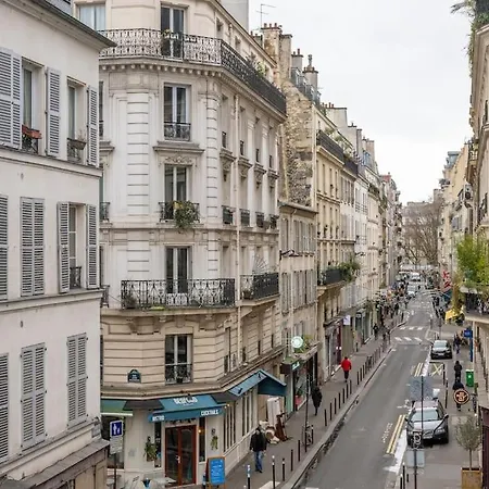 Cosy With 270 Degrees View On Streets Apartamento París