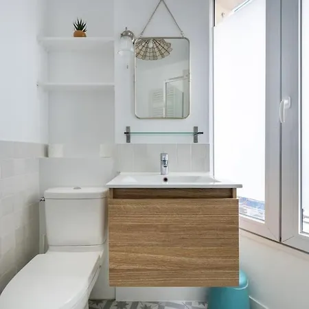 Cosy With 270 Degrees View On Streets Apartamento