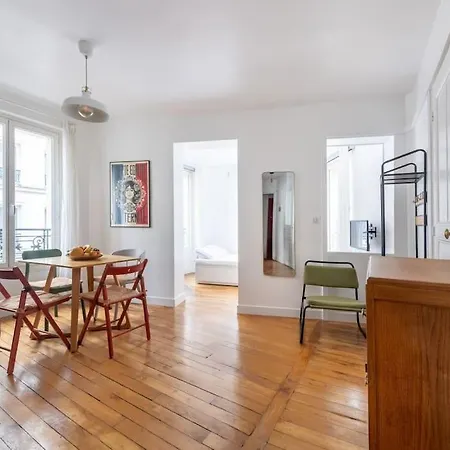 Cosy With 270 Degrees View On Streets Apartamento París