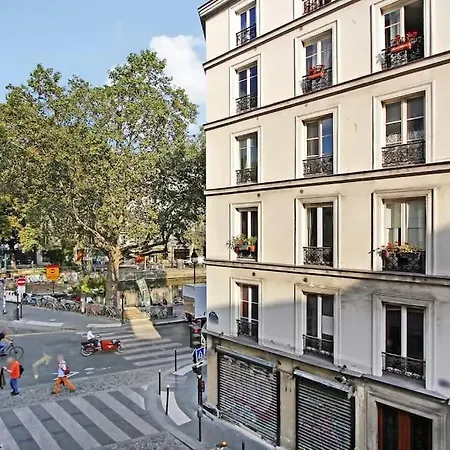 Cosy With 270 Degrees View On Streets * París