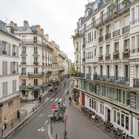 Cosy With 270 Degrees View On Streets Apartamento