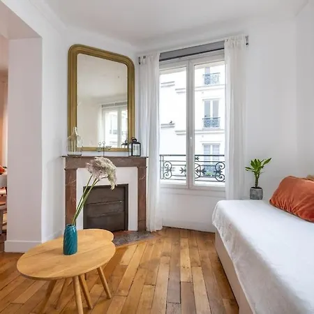 Cosy With 270 Degrees View On Streets * פריז
