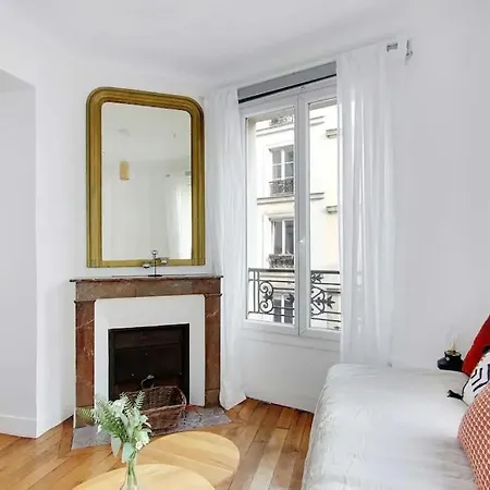 Cosy With 270 Degrees View On Streets * פריז