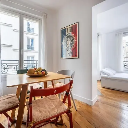 Cosy With 270 Degrees View On Streets