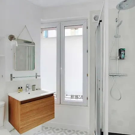 Cosy With 270 Degrees View On Streets דירה פריז