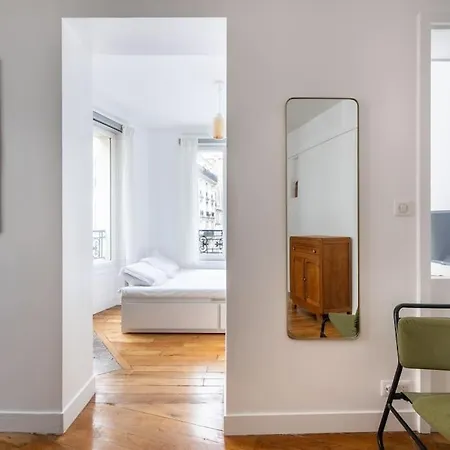Cosy With 270 Degrees View On Streets Paris