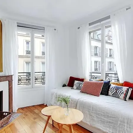 Cosy With 270 Degrees View On Streets * פריז